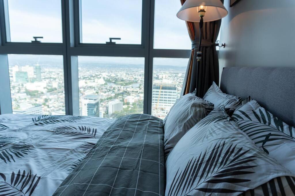 A2J Luxury 2Br Bgc Uptown Suite Near Uptown Mall 马尼拉 外观 照片