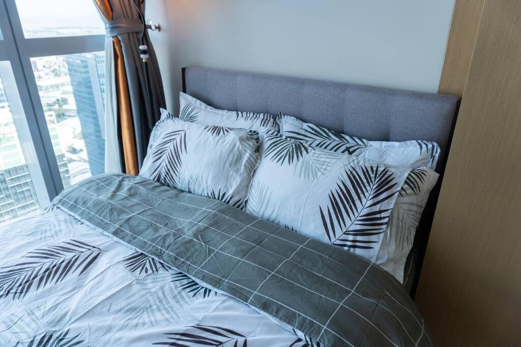 A2J Luxury 2Br Bgc Uptown Suite Near Uptown Mall 马尼拉 外观 照片